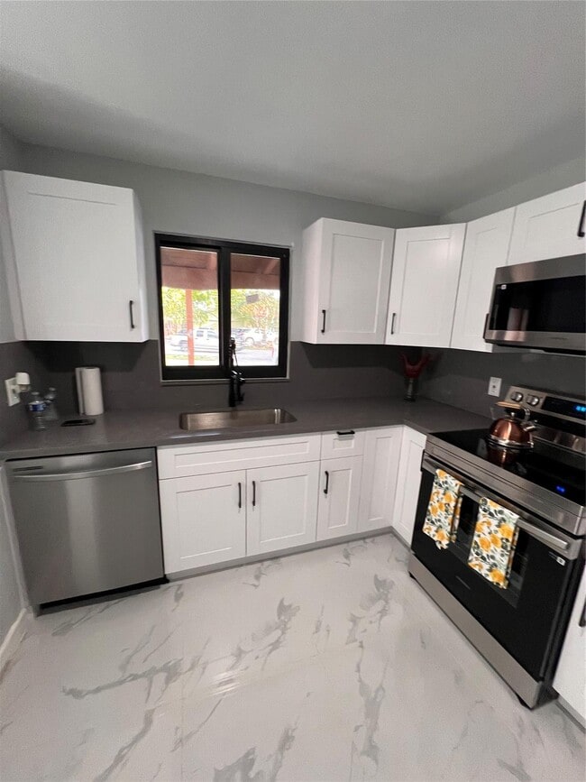 Photo - 285 NE 43rd St Casa