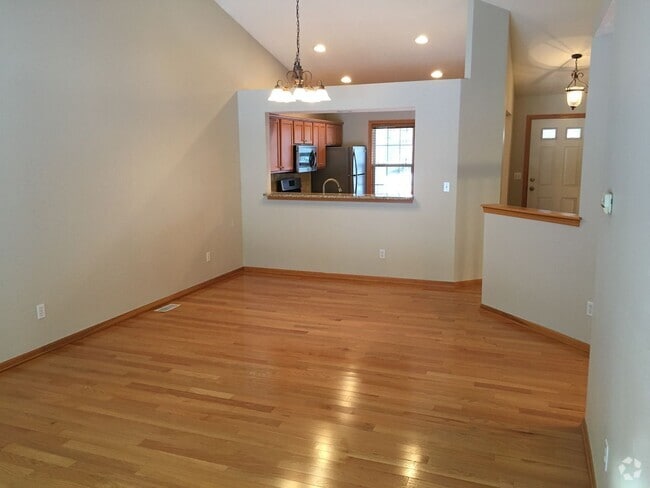 Building Photo - Adorable 2 bed 2 bath in Forest Hills Dist... Rental