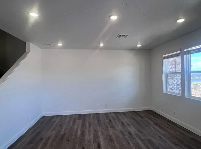 Photo - 491 E Rdg Dr