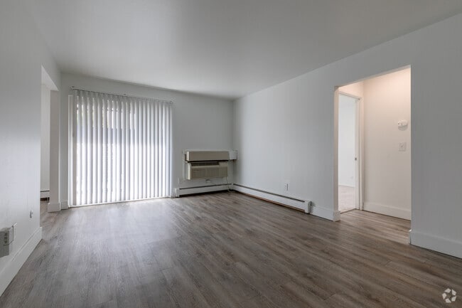 1BR, 1BA - 750SF, sala de estar - Kings Pointe Apartments - Warren, MI