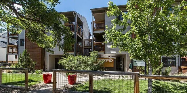 Photo - 2037 Walnut St