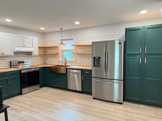Building Photo - Beautiful 3 Bedroom Single Family Home in ...