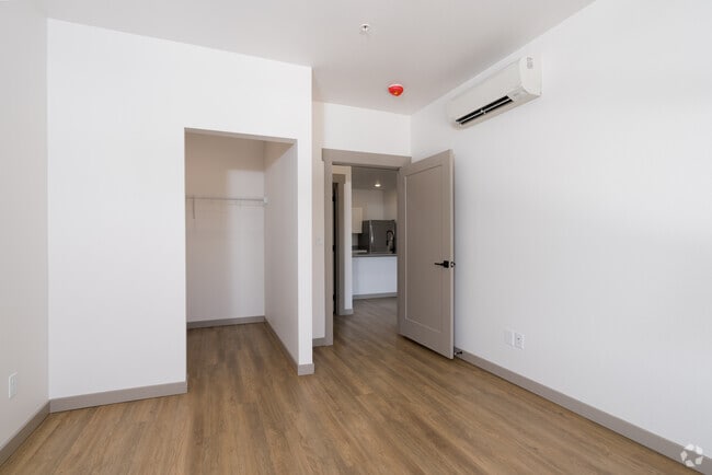 1BR, 1BA - 886SF