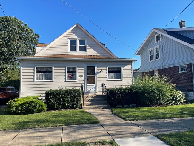 Building Photo - 817 W 31st St