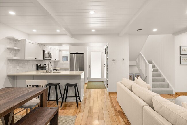 Photo - 814 W Bleeker St
