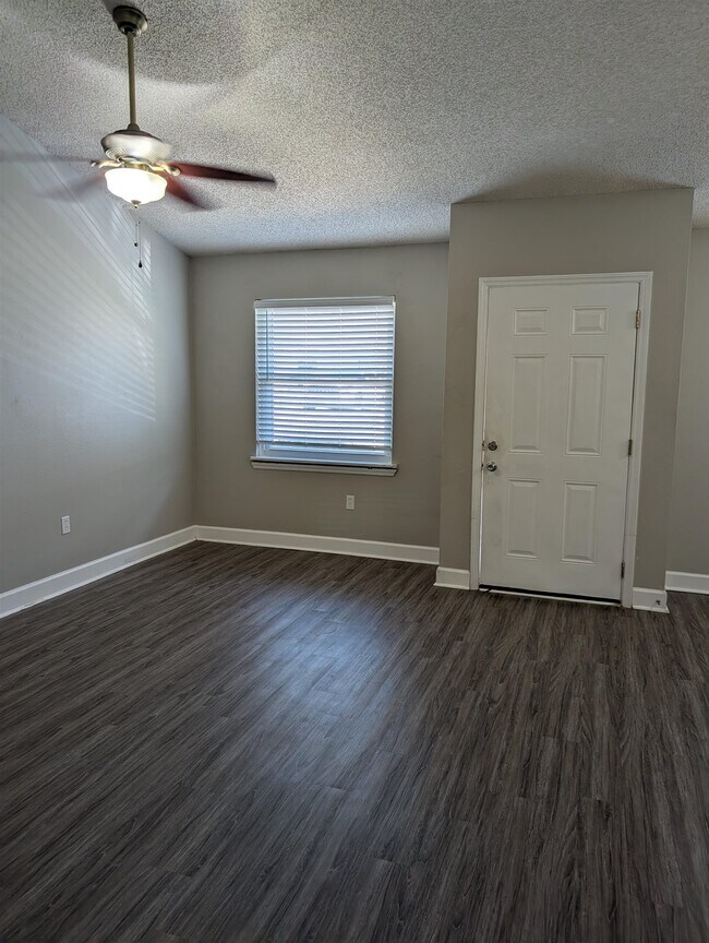 Photo - 447 Cactus St