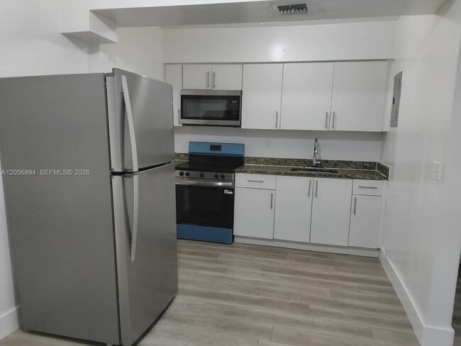 Building Photo - 2025 NW 91st St Unit 2025