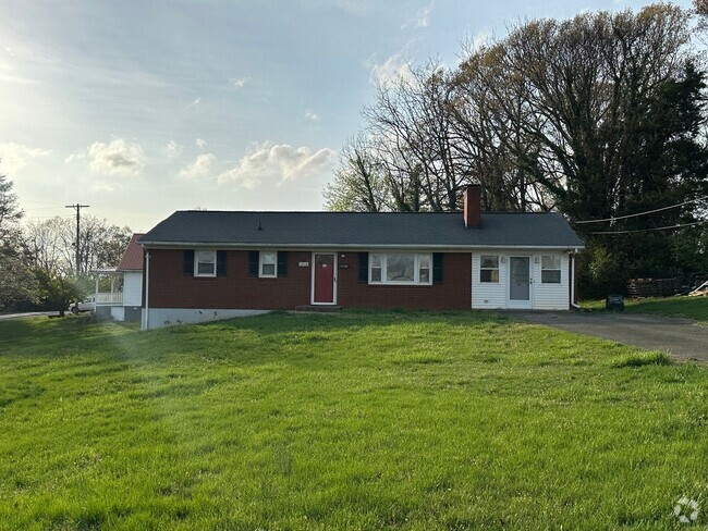 Building Photo - Lovely brick home close to university of l...