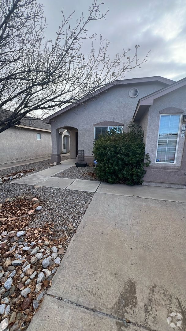 Building Photo - Gated Newer Pueblo 2/BD 1/BA 1/CG Rental