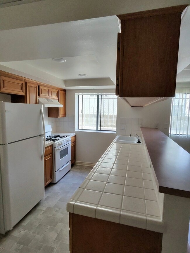 Building Photo - 121 S Swall Dr