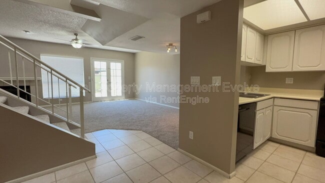 Photo - 815 E Grovers Ave Unidad 24