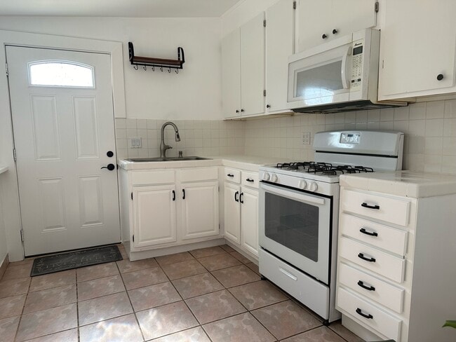 Building Photo - 7231 Vanalden Ave Unit 7231 Vanalden Rental