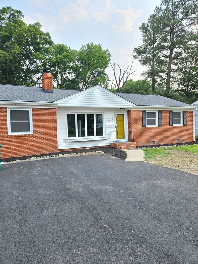 3 Bedroom 1.5 Ba Brick Rancher Near I-64 - 3 Bedroom 1.5 Ba Brick Rancher Near I-64 House