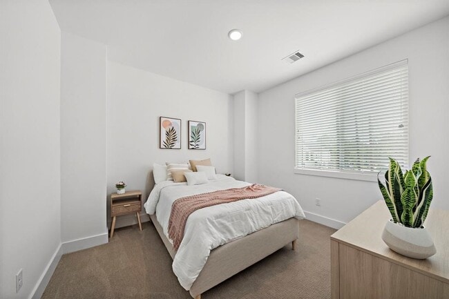 Building Photo - 1586 W Tidwell Rd