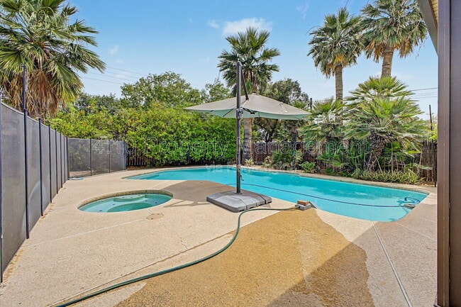 Building Photo - 1611 W Gardenia Dr