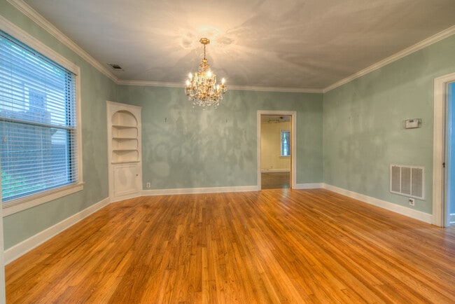 Photo - AVAILABLE AUGUST: Gorgeous, Remodeled 4 bed / 3 bath Hyde Park Area Home