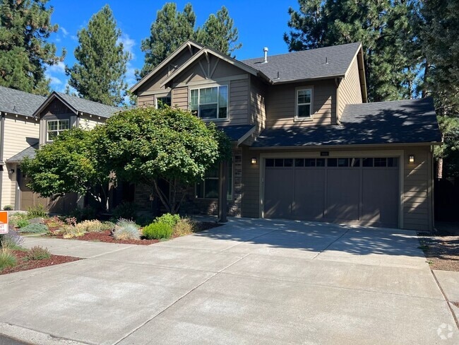 Building Photo - Large home just one block from Pine Ridge ...