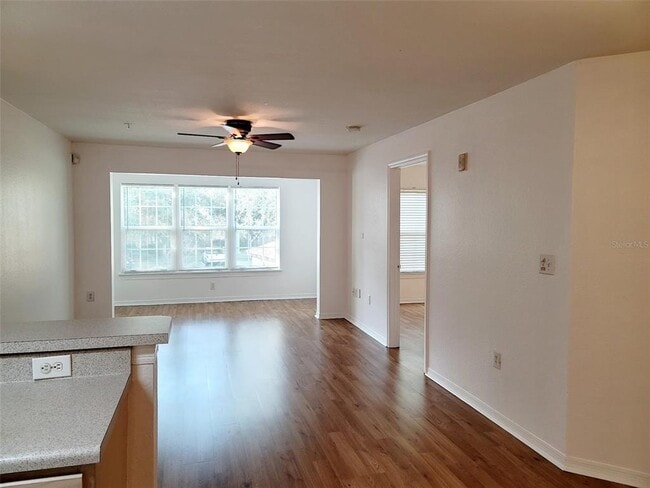 Photo - 5475 Vineland Rd Unit 206