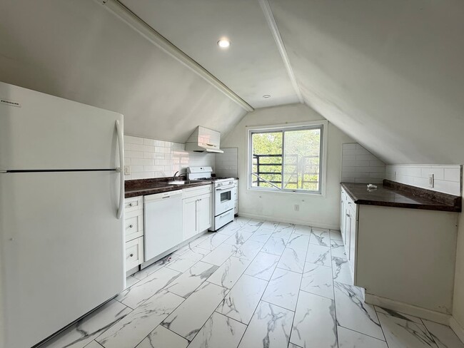 Building Photo - 198 Danforth Ave Unit 3