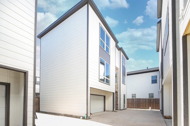 Photo - 2708 Nagle St