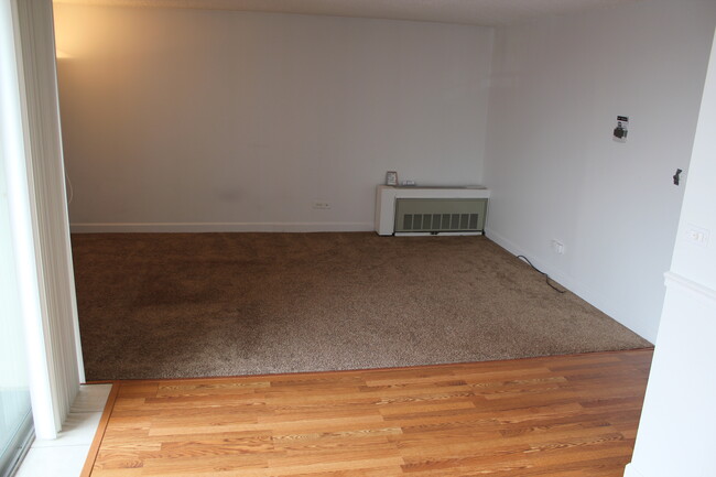 Building Photo - 1043 S York Rd Unit 301