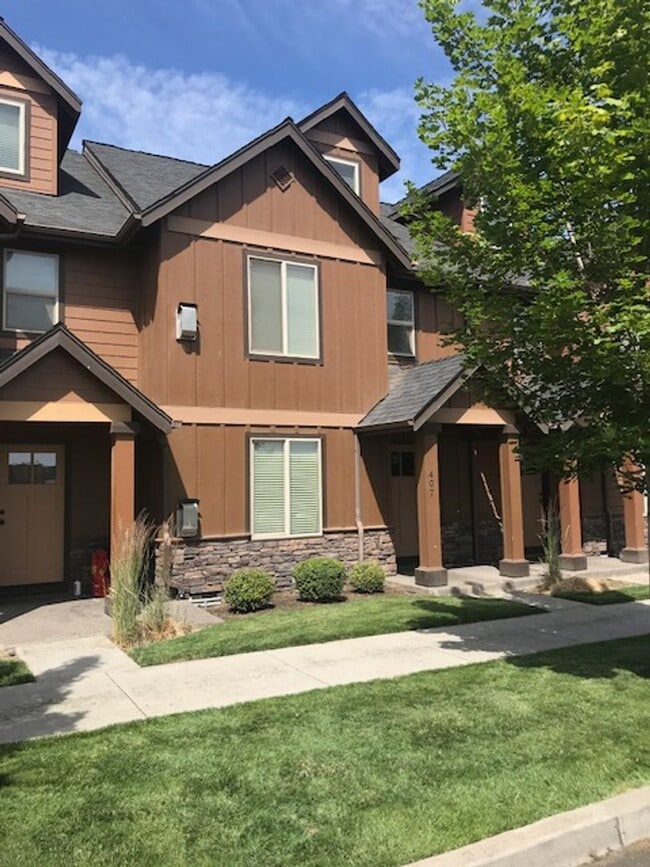 Building Photo - Gorgeous 3x2 townhouse with bonus loft, si...