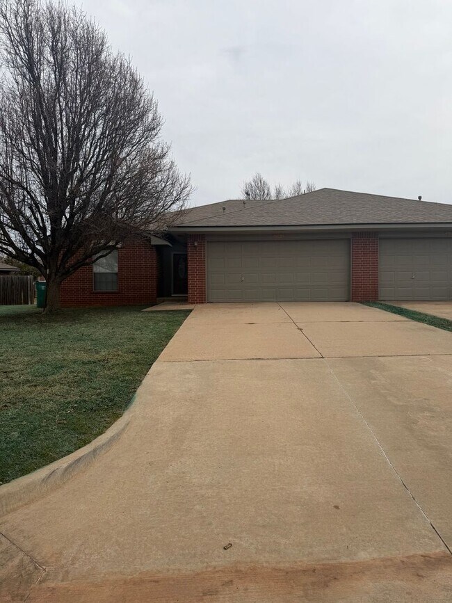 Building Photo - New Flooring & Paint - Quiet Neighborhood - 3/2 Duplex