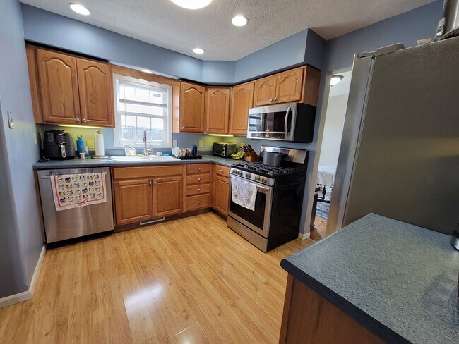 Photo - Great 2-level on Champaign Outskirts