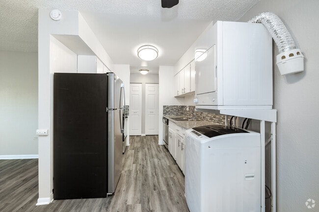 2BR, 1BA - 760SF - Kitchen