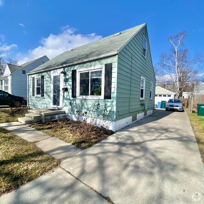 Building Photo - 635 Maplehill Ave Rental