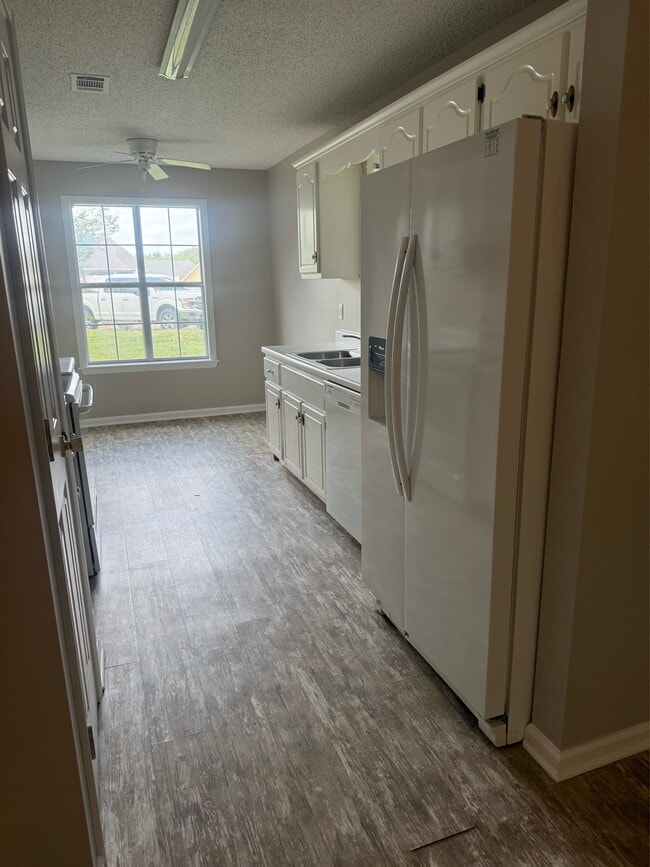 Photo - 550 Albany St