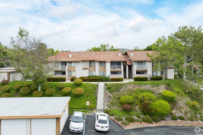 Alterno - 901 Golden Springs Dr