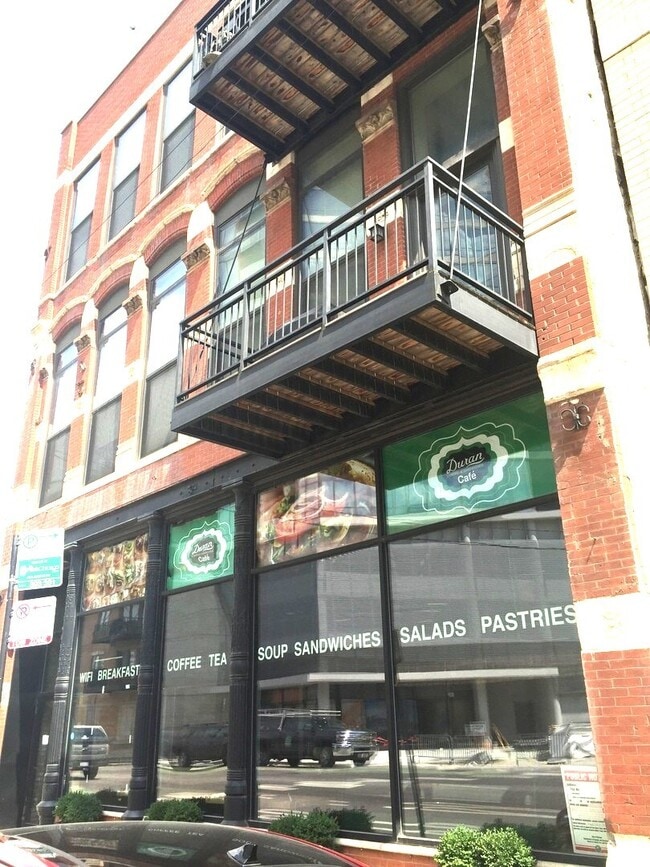 Building Photo - 529 N Milwaukee Ave Unit 2N Rental