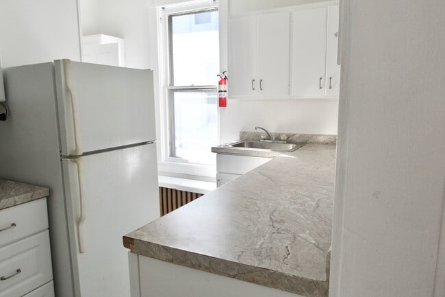 Kitchen - 307 W Illinois St Unit 2