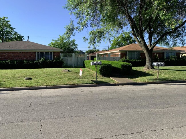 Building Photo - Duplex Rental