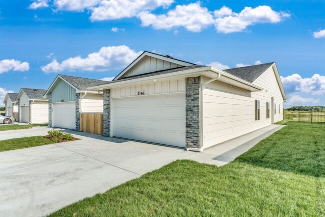 Building Photo - Area151-Cromwell Plan Rental