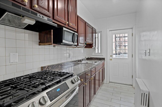 Photo - Newly Renovated 4BR/2BA - IMMEDIATE MOVE I... Casa Adosada