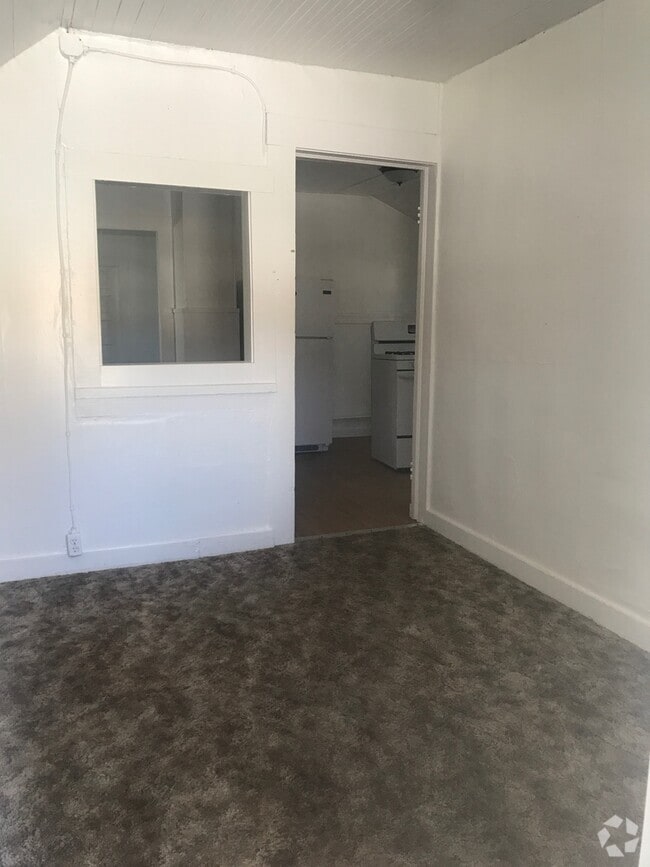 Building Photo - 1 Bedroom, 1 Bathroom Upstairs Apartment -...