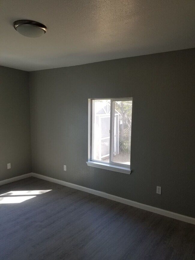 Photo - 3 BED 1 BATH HOUSE WITH A FENCED BACKYARD ...