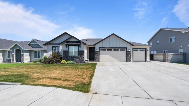 Photo - Move-In Ready West Richland Rental – 3-Car Garage, Fenced Yard, Hot Tub Included