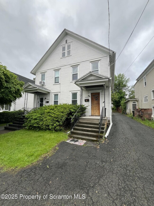 Building Photo - 2028 Margaret Ave Rental