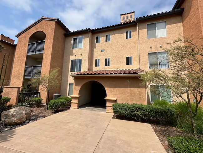Building Photo - Awesome Condo - Complex W/ Pool, Gym & BBQ... Unit 6212