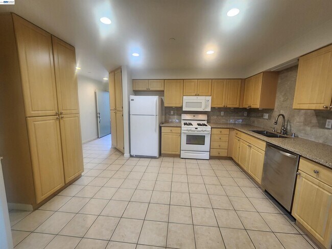 Photo - 252 Lansing Way
