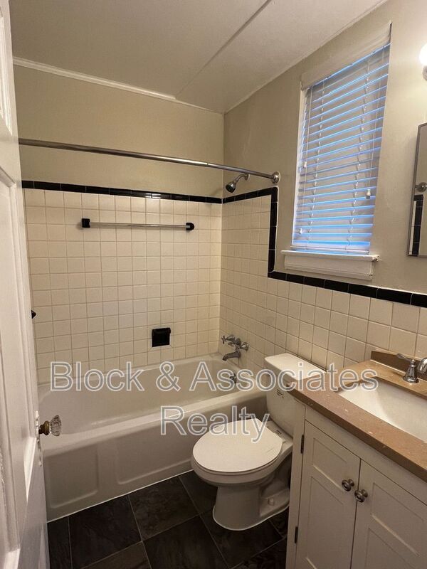 Photo - 1108 W Friendly Ave Unit Apt 1