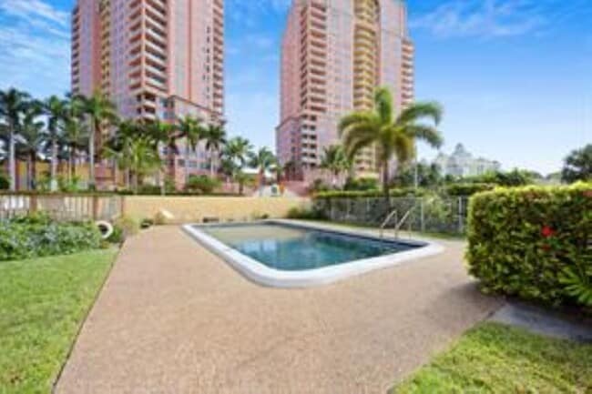 Building Photo - 2131 N Ocean Blvd Unit 17