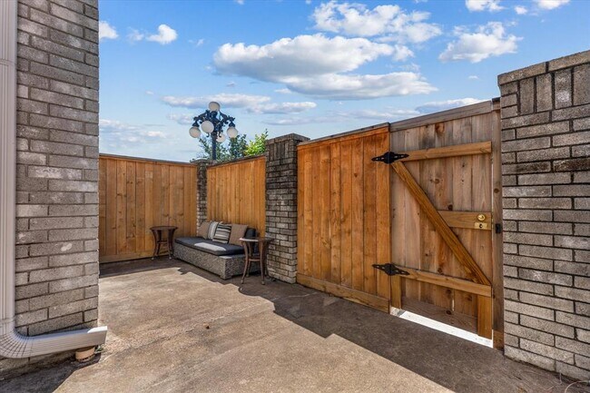 Photo - 4001 Tanglewilde St Unit 702