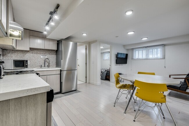 Building Photo - 1425 Haro St Unit 003