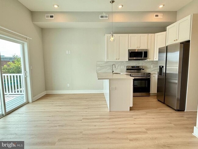 Building Photo - 2421 Frankford Ave Unit 3