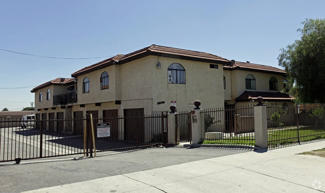 Chateaux Merrill Apts For Rent In Fontana Ca Forrent Com