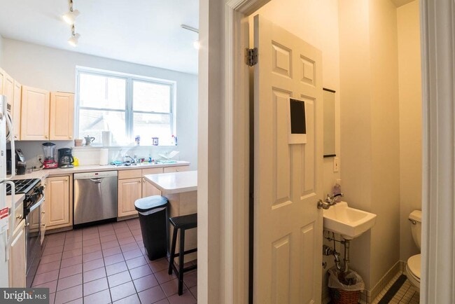 Building Photo - 1938 Pine St